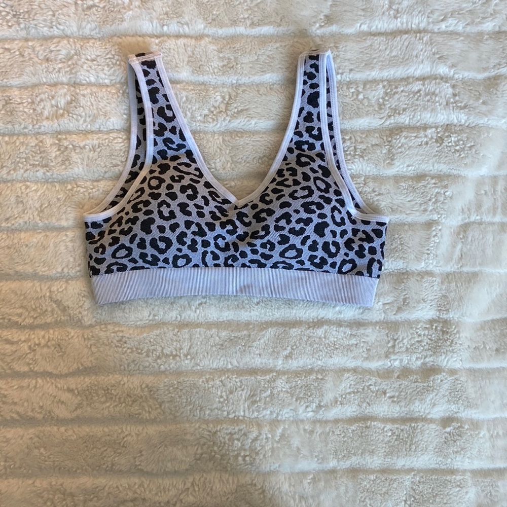Here is a cute cheetah print sports bra from shein!
